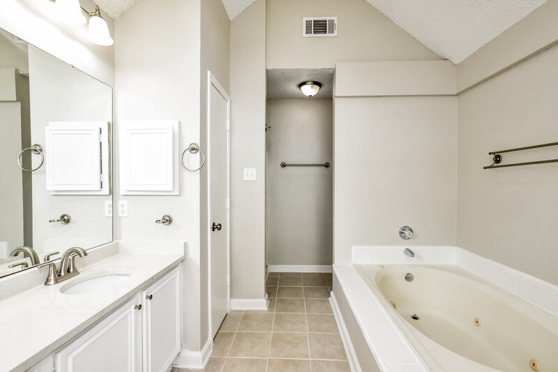 2,605/Mo, 1429 Stillmeadow Dr Mesquite, TX 75181 Main Bathroom View