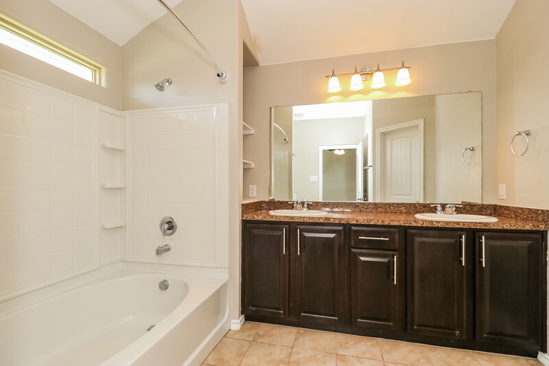3,200/Mo, 2533 Clarks Mill Ln Fort Worth, TX 76123 Main Bathroom View
