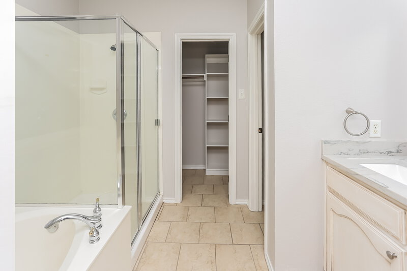 2,260/Mo, 10629 Fossil Hill Dr Fort Worth, TX 76131 Main Bathroom View