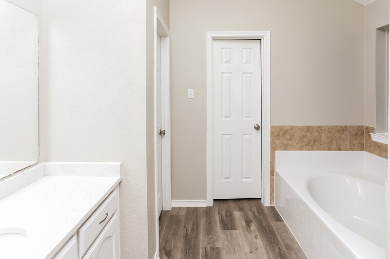 2,115/Mo, 900 Churchhill Dr Saginaw, TX 76131 Main Bathroom View