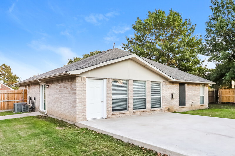 2,115/Mo, 900 Churchhill Dr Saginaw, TX 76131 Rear View