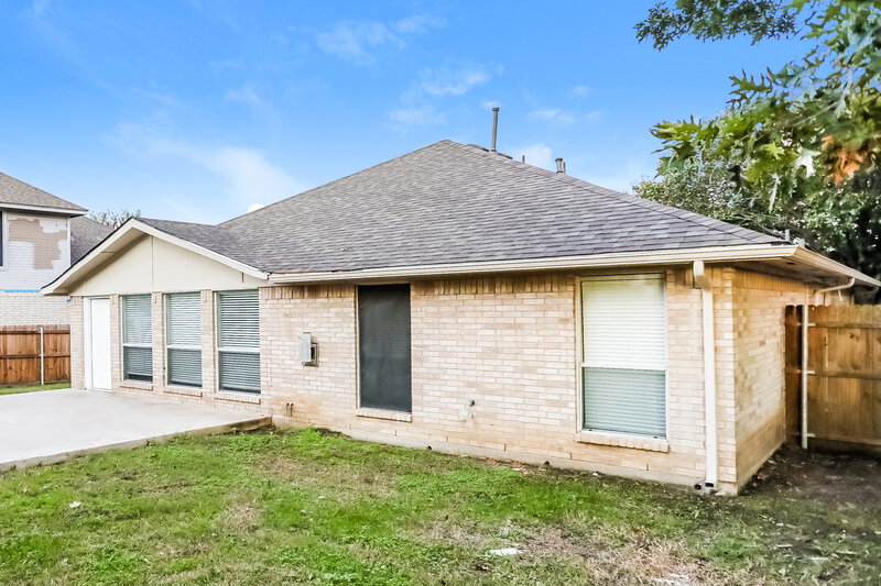 2,115/Mo, 900 Churchhill Dr Saginaw, TX 76131 Rear View 2