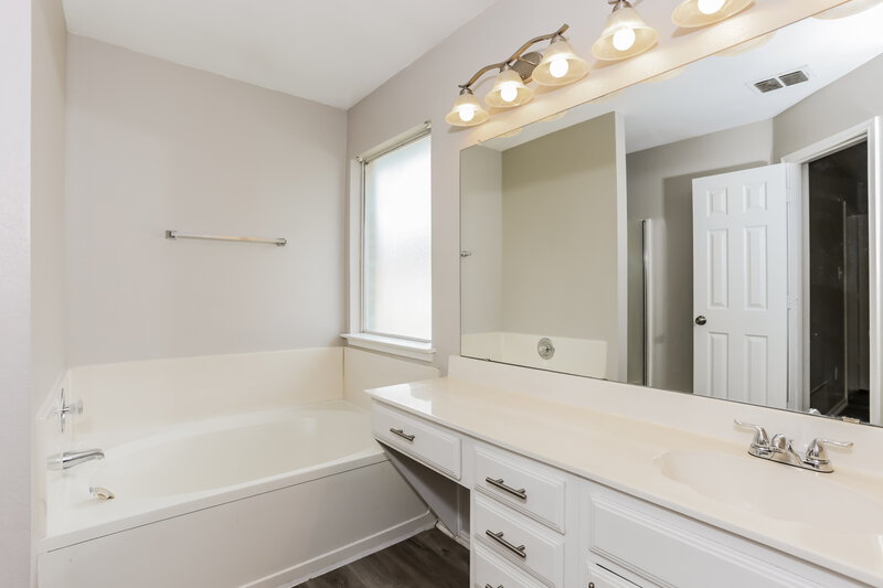 2,380/Mo, 950 Silver Streak Dr Saginaw, TX 76131 Main Bathroom View