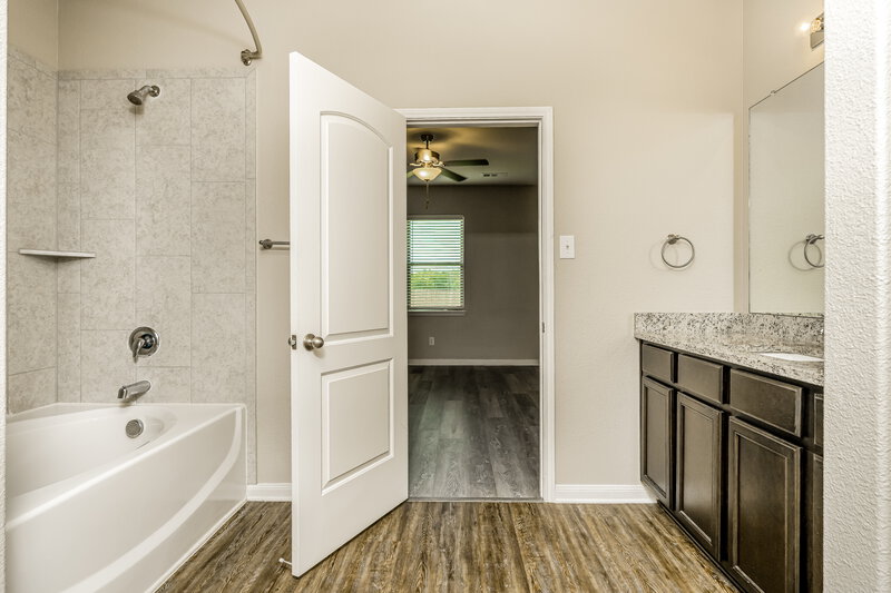2,170/Mo, 1403 Park Trails Blvd Princeton, TX 75407 Main Bathroom View