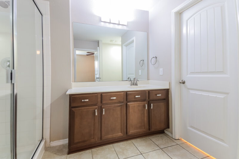 1,950/Mo, 1114 Nickel St Princeton, TX 75407 Main Bathroom View