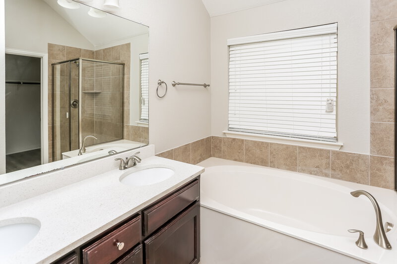 2,325/Mo, 7413 Errandale Dr Fort Worth, TX 76179 Main Bathroom View