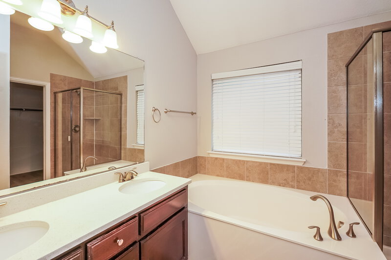 2,470/Mo, 7413 Errandale Dr Fort Worth, TX 76179 Main Bathroom View