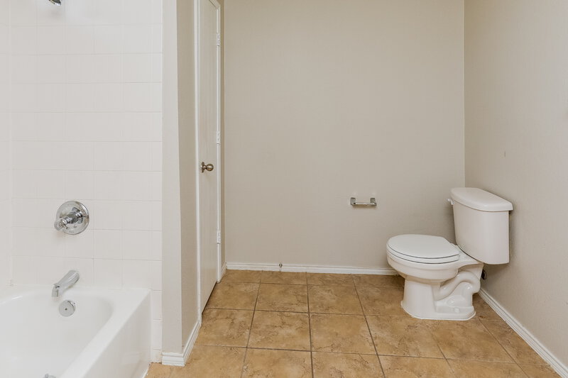 2,335/Mo, 745 Capricorn St Cedar Hill, TX 75104 Main Bathroom View
