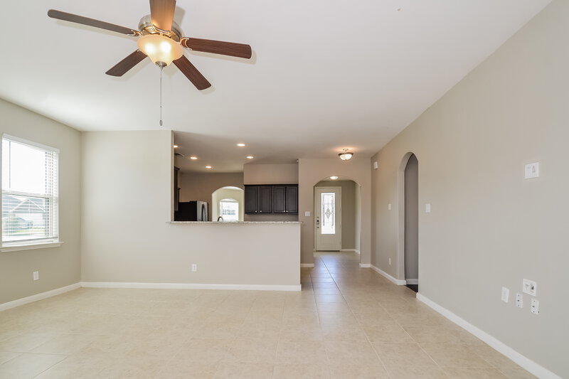 2,190/Mo, 4800 Beaver Creek Ave Denton, TX 76207 Living Room View 2