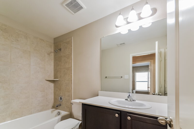 2,190/Mo, 4800 Beaver Creek Ave Denton, TX 76207 Bathroom View