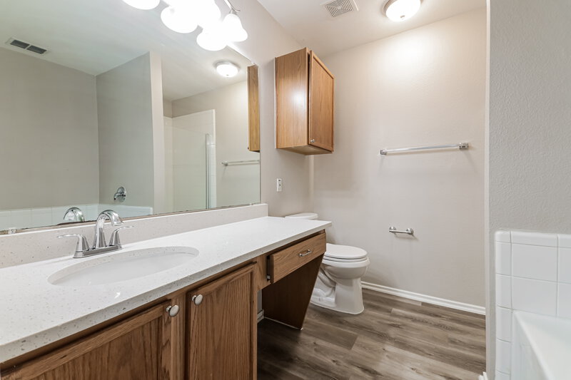 2,230/Mo, 9104 Chisholm Trl Cross Roads, TX 76227 Main Bathroom View