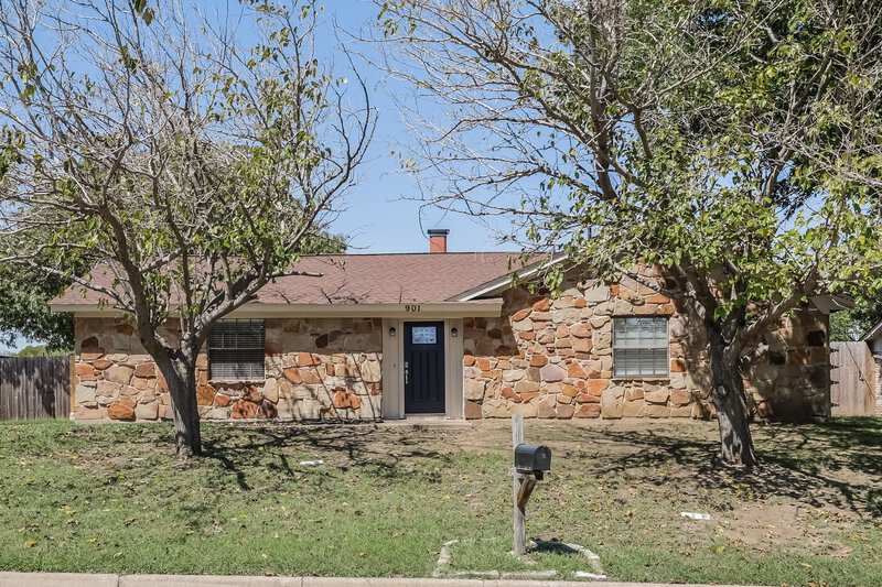 1,805/Mo, 901 Springhill Dr Burleson, TX 76028 External View