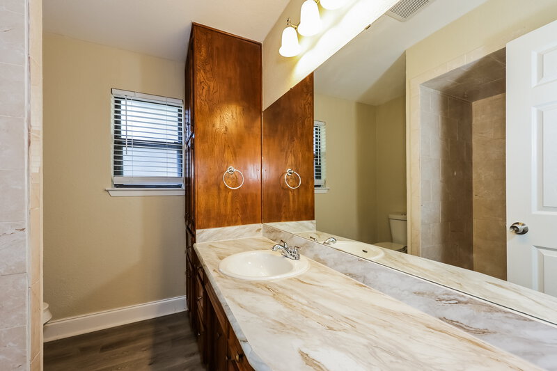 1,805/Mo, 901 Springhill Dr Burleson, TX 76028 Main Bathroom View