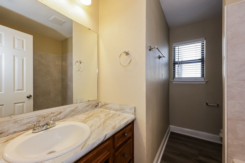 1,805/Mo, 901 Springhill Dr Burleson, TX 76028 Bathroom View