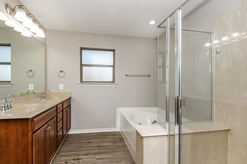 2,440/Mo, 1005 Red Cedar Way Burleson, TX 76028 Main Bathroom View 2