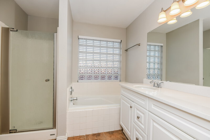 2,320/Mo, 6608 Maryannes Ct Fort Worth, TX 76135 Main Bathroom View