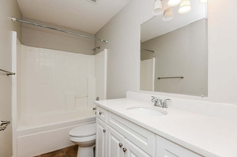 2,320/Mo, 6608 Maryannes Ct Fort Worth, TX 76135 Bathroom View