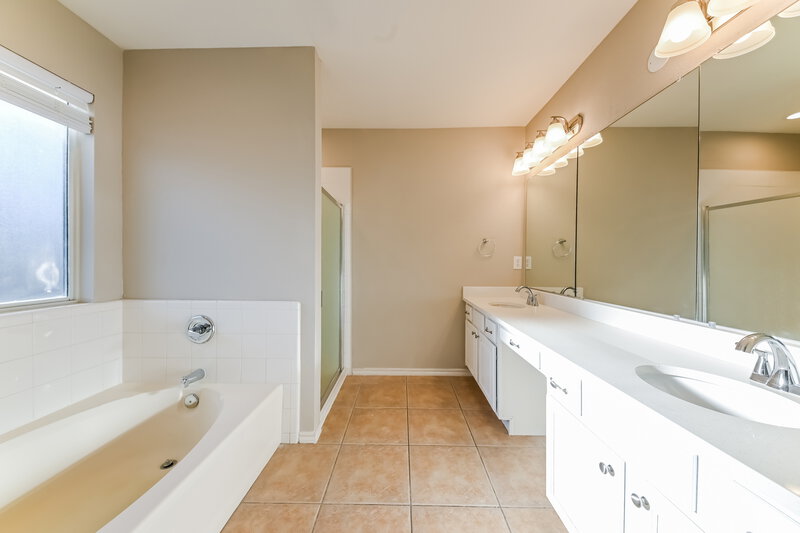 2,905/Mo, 6336 Canyon Lake Dr Dallas, TX 75249 Main Bathroom View