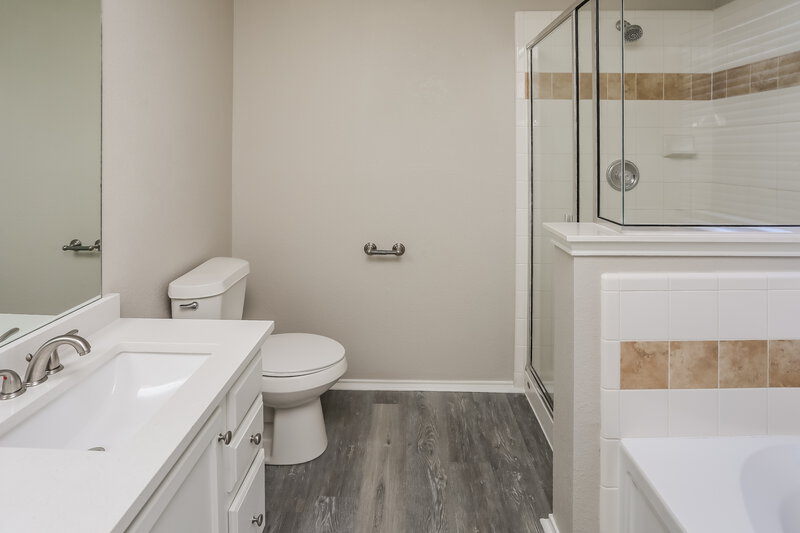 2,300/Mo, 824 Newberry Trl Fort Worth, TX 76120 Main Bathroom View