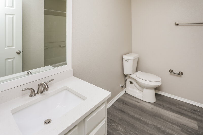 2,300/Mo, 824 Newberry Trl Fort Worth, TX 76120 Bathroom View