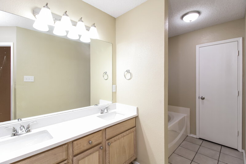 2,265/Mo, 4629 Quarry Cir Fort Worth, TX 76244 Main Bathroom View