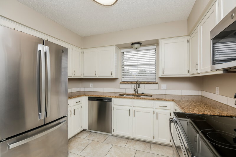 1,795/Mo, 6208 Cool Springs Dr Arlington, TX 76001 Kitchen View 2