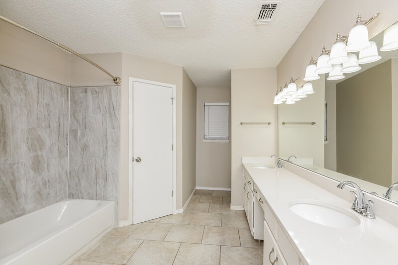 1,795/Mo, 6208 Cool Springs Dr Arlington, TX 76001 Main Bathroom View