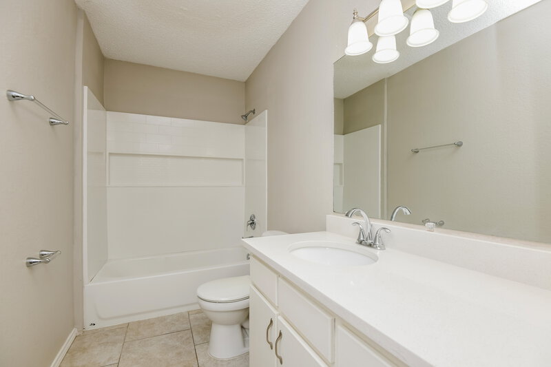1,795/Mo, 6208 Cool Springs Dr Arlington, TX 76001 Bathroom View