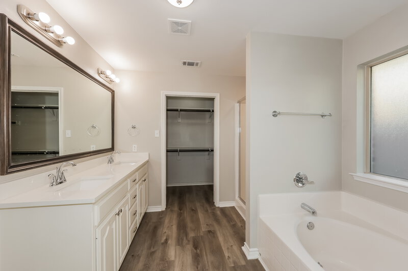2,635/Mo, 9221 Barbara Dr Fort Worth, TX 76108 Main Bathroom View
