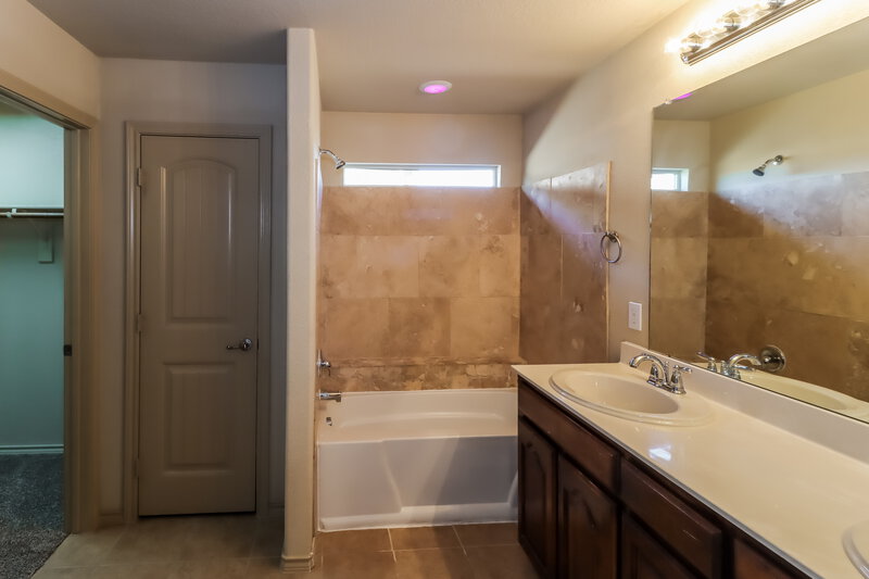 2,840/Mo, 1016 Sunderland Ln Fort Worth, TX 76134 Main Bathroom View