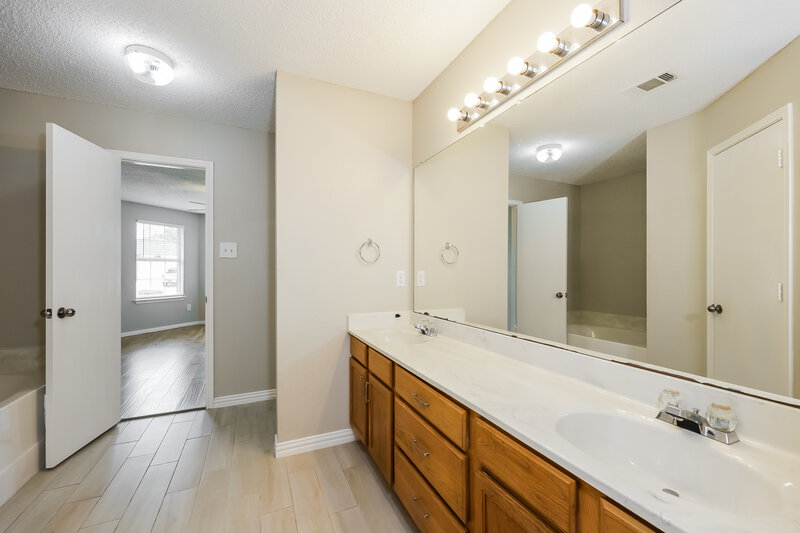 2,340/Mo, 10237 Dallam Ln Fort Worth, TX 76108 Main Bathroom View