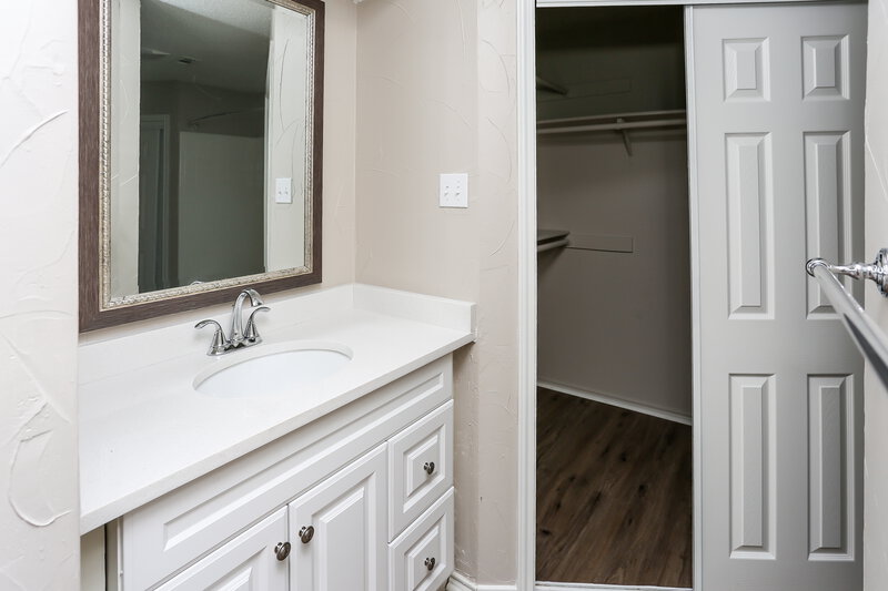 2,055/Mo, 1040 West Hills Ter Saginaw, TX 76179 Main Bathroom View
