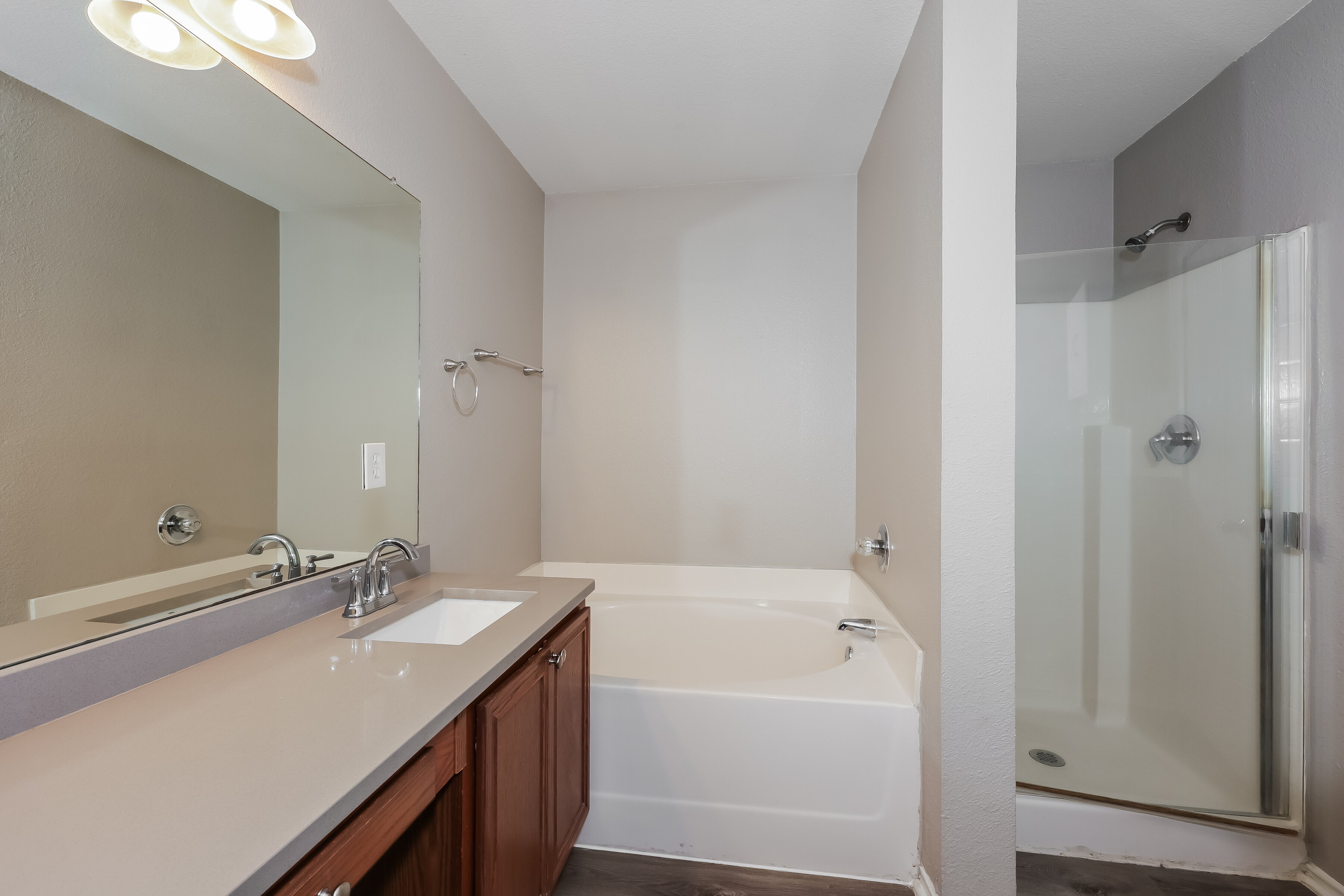 2,250/Mo, 1326 Misty Dr Midlothian, TX 76065 Main Bathroom View