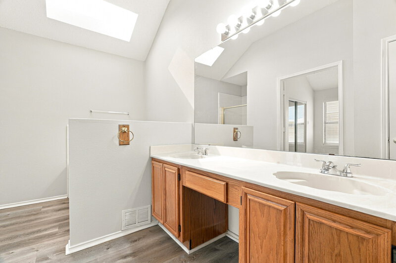 2,040/Mo, 6924 Aston Dr North Richland Hills, TX 76182 Primary Bathroom View
