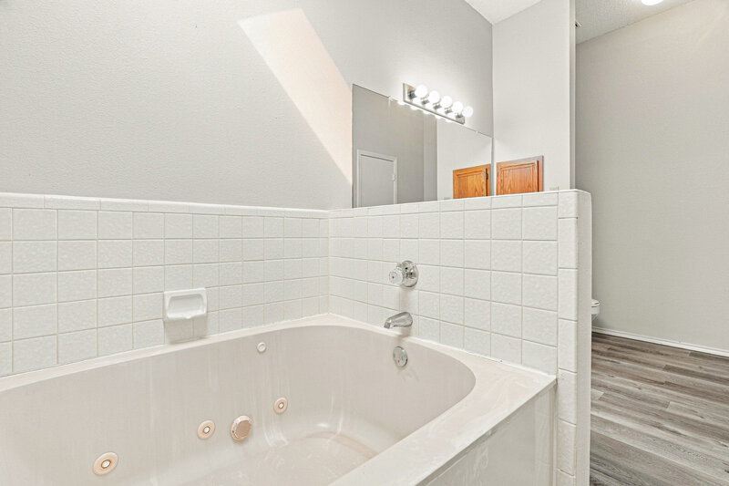 2,040/Mo, 6924 Aston Dr North Richland Hills, TX 76182 Primary Bathroom View 2