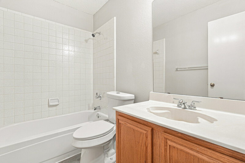 2,040/Mo, 6924 Aston Dr North Richland Hills, TX 76182 Bathroom View