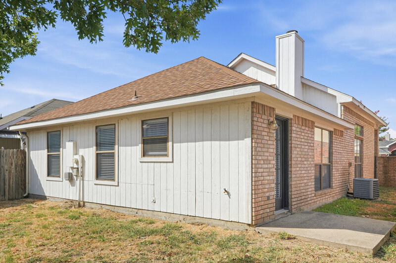 2,040/Mo, 6924 Aston Dr North Richland Hills, TX 76182 Rear View