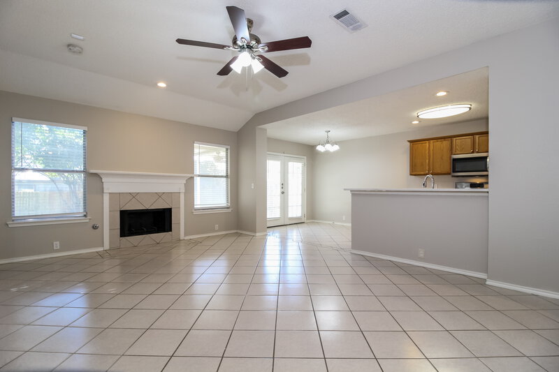 2,275/Mo, 3209 Bent Creek Dr Denton, TX 76210 Living Room View 2