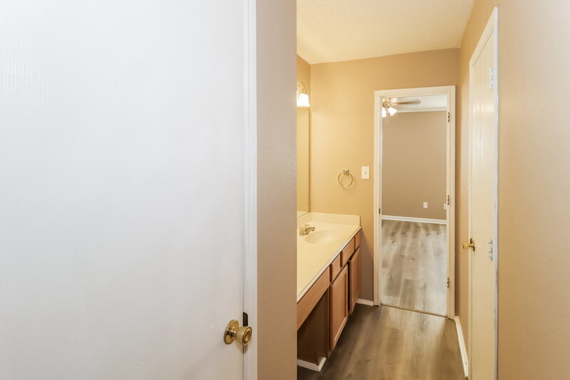 1,965/Mo, 1032 Sandalwood Dr Fort Worth, TX 76140 Main Bathroom View