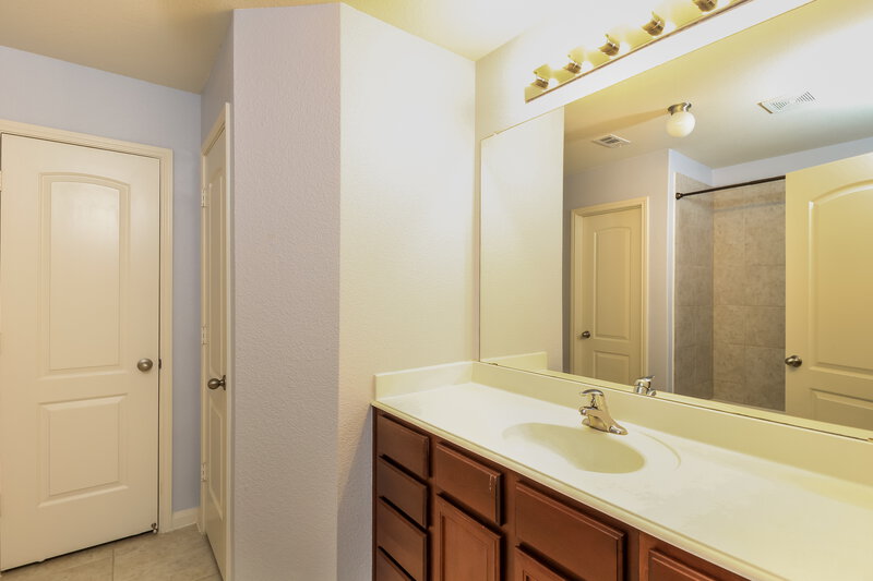 1,990/Mo, 204 Cottonwood Dr Princeton, TX 75407 Main Bathroom View