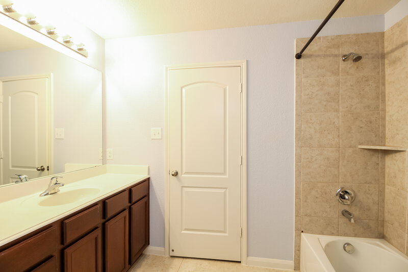 1,990/Mo, 204 Cottonwood Dr Princeton, TX 75407 Main Bathroom View 2