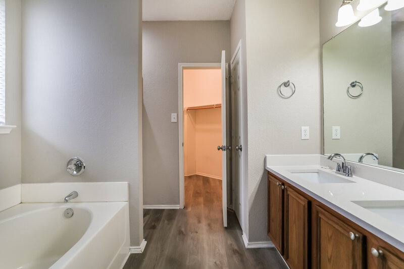 1,985/Mo, 4924 Cape St Fort Worth, TX 76179 Main Bathroom View