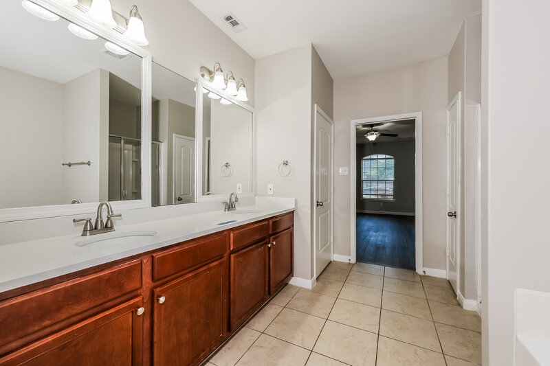 2,540/Mo, 4268 Tower Ln Crowley, TX 76036 Main Bathroom View