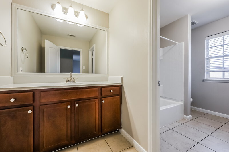 2,540/Mo, 4268 Tower Ln Crowley, TX 76036 Bathroom View