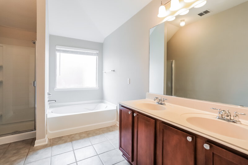 2,270/Mo, 1240 Round Pen Run Haslet, TX 76052 Main Bathroom View