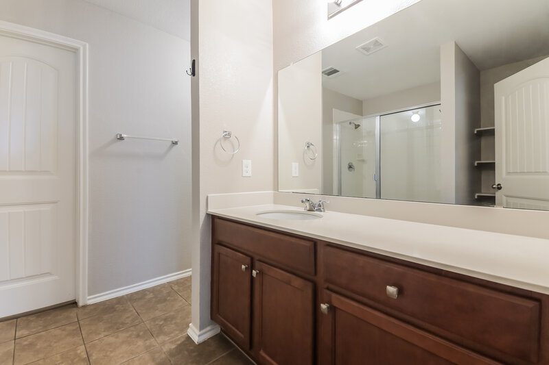 2,185/Mo, 1420 N Houston St Royse City, TX 75189 Main Bathroom View