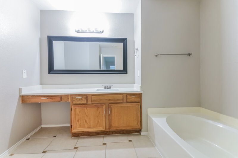 2,015/Mo, 2632 Bent Brook Dr Mesquite, TX 75181 Main Bathroom View