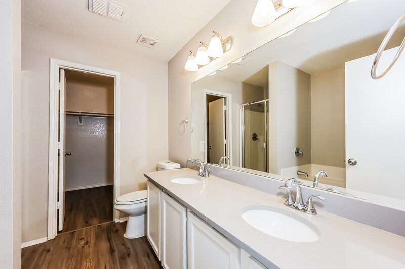 2,300/Mo, 8764 Stonebriar Ln Fort Worth, TX 76123 Main Bathroom View