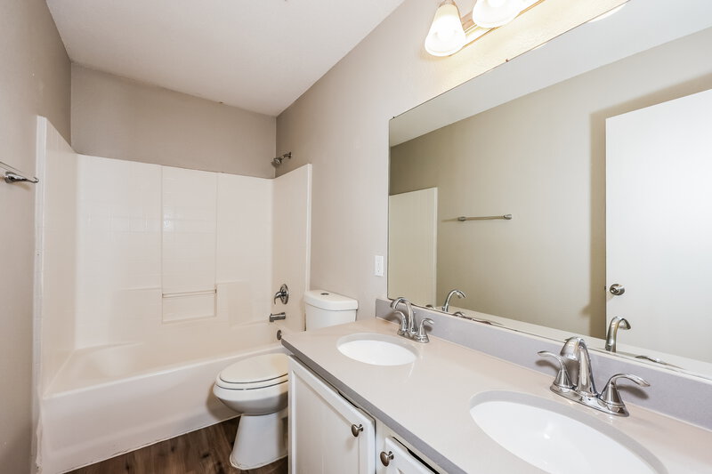 2,300/Mo, 8764 Stonebriar Ln Fort Worth, TX 76123 Main Bathroom View 2