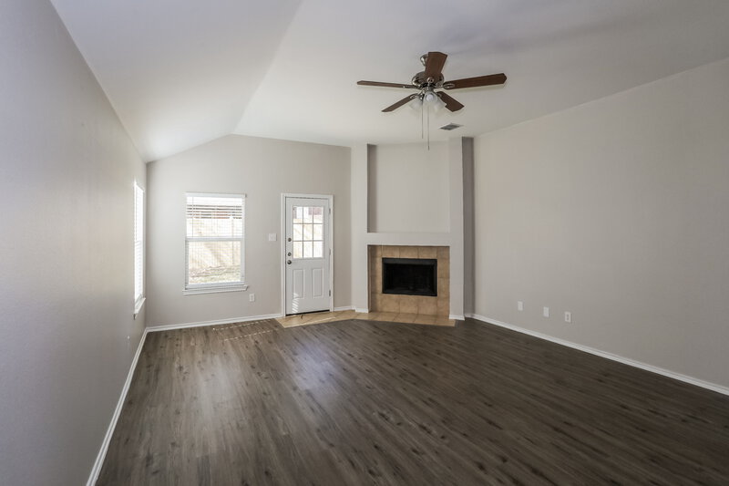 2,295/Mo, 4720 Fox Sedge Ln Denton, TX 76208 Living Room View